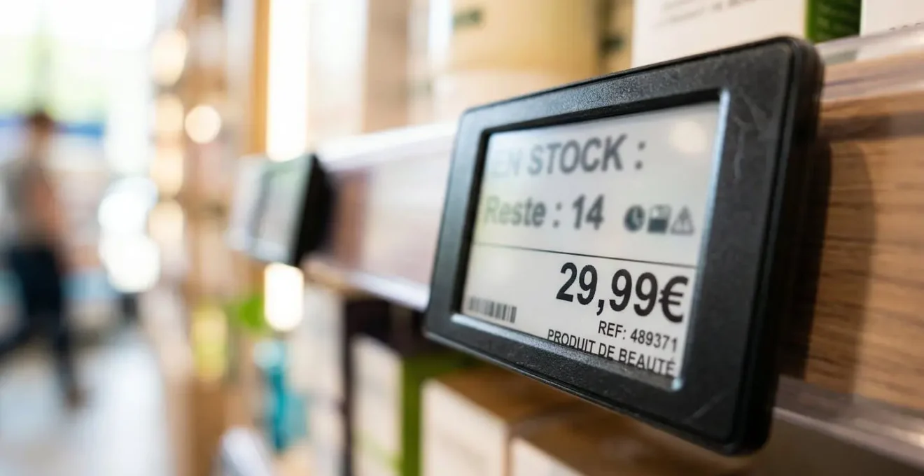 Gros plan sur une étiquette de prix promotionnel avec réduction affichée, texte partiellement flouté, arrière-plan bokeh