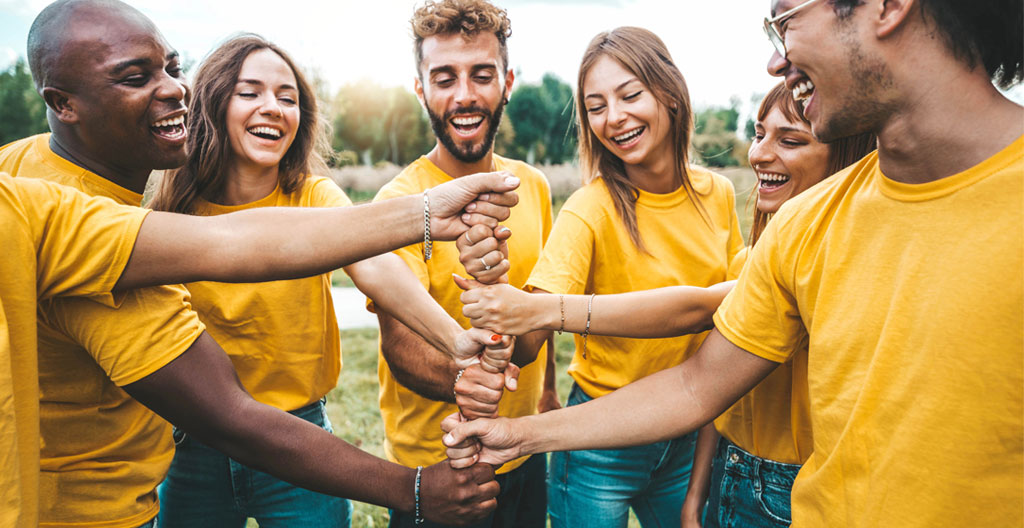 Collaborateurs de différents âges et profils engagés dans un atelier collectif inclusif en entreprise