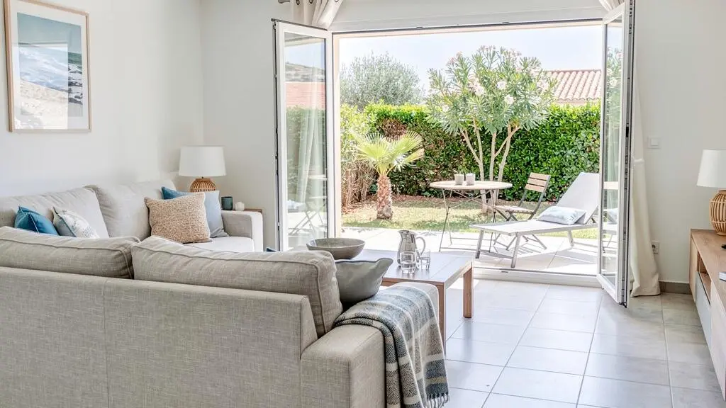 Séjour lumineux d'une location de vacances au Grau-du-Roi avec ouverture sur terrasse méditerranéenne
